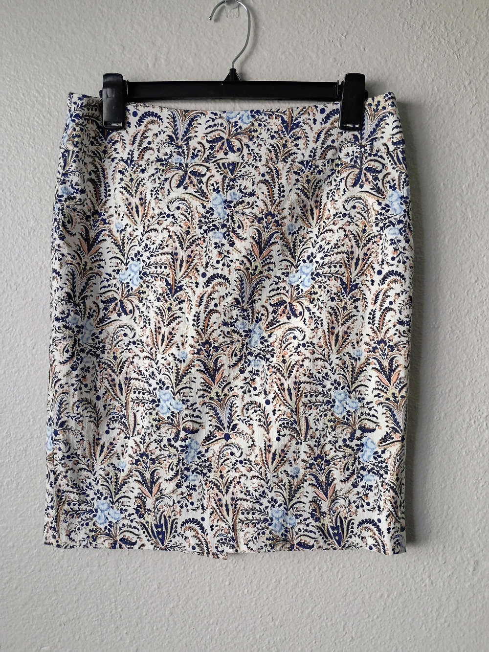Ann Taylor Petite Paisley Print Pencil Skirt in Blue and Cream Size 6P